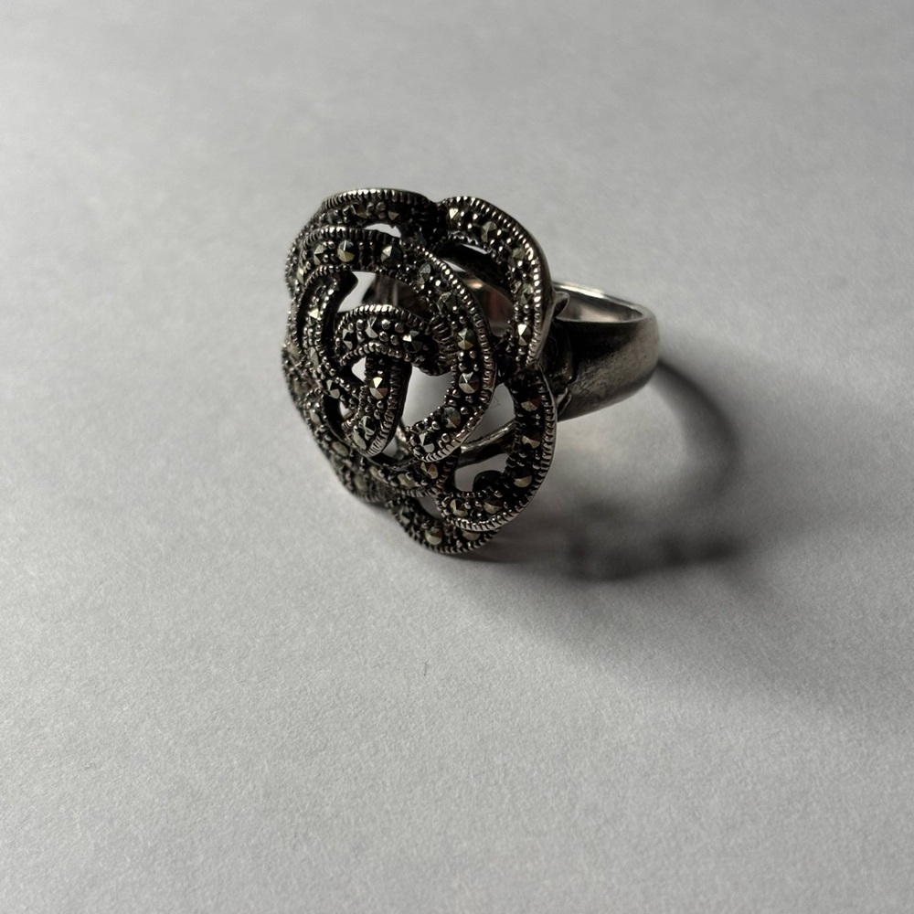 Elegant Silver Floral Ring